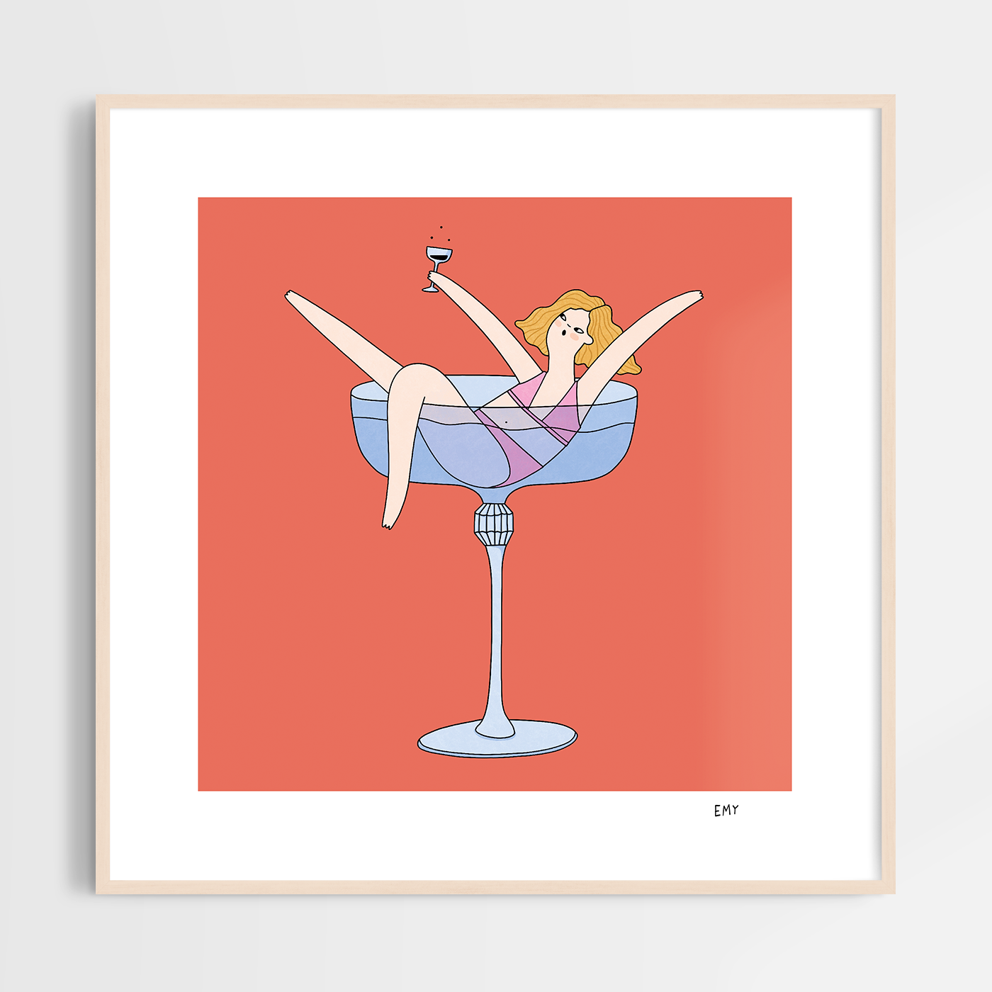En blond tjej i rosa bikini badar i ett champagneglas samtidigt som hon dricker champagne.